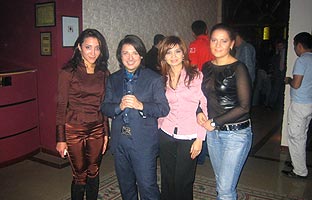 Саида Амир, кутюрье Валентин Юдашкин, Эльмира Ибрагимова и Виктория  Догбаева.